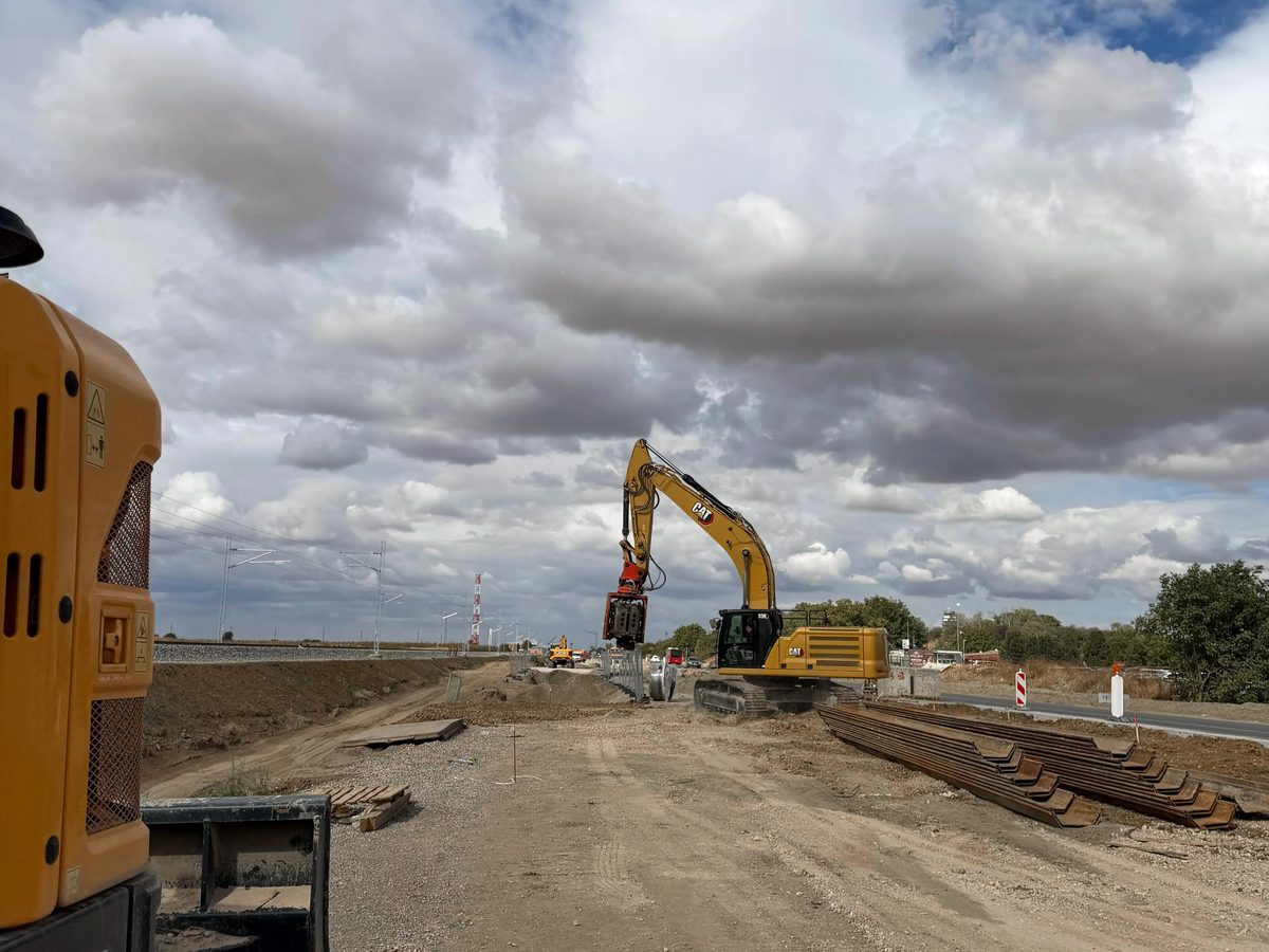 Site near the airport, a CAT 336 installing sheet piles along the route